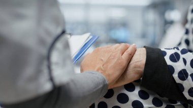 Kıdemli hastasını klinik test laboratuarında avutma, hayati değerleri izleme ve Ar-Ge stratejisi için gözlem yapma konusunda. Cesaretlendirme ile güven veren kişi. Kamera B.