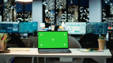 Gece geç saatlerde çok uluslu bir şirkette yeşil ekran bilgisayarı olan boş bir şirket çalışma alanı. Yönetim kurulu ofisi raporlar, strateji simgeleri ve projeksiyonlarla kuruldu. Gelişmeye hazır..