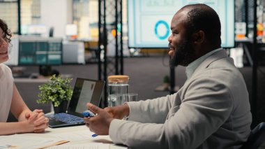 İnsan Kaynakları müdürü ekibe yeni bir işe alınmasını el sıkışarak karşıladı, uçağa binme ve istihdamın başladığını doğruladı, işe alım süreci dahilinde sözleşme şartları üzerinde anlaşmaya vardı. Kamera B.