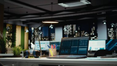 Laptop 'ta önemli raporları olan lüks modern ofis alanı, önemli veri analizlerini gösteren boş masa ve yönetim ve iş yönetimi görevleri için içgörü. Öngörü.