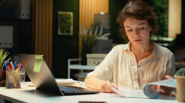 Piyasa verilerini araştıran ve iş hedeflerine ulaşmak için hesap tablolarını düzeltme amaçlı strateji geliştiren bir yönetici. Çok uluslu bir şirkette gece geç saatlere kadar çalışıyorum. Kamera B.