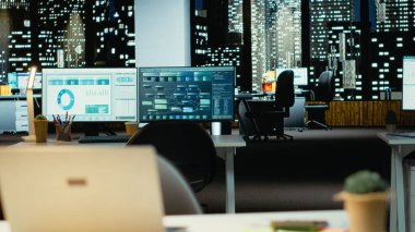 Çift monitörlü ve dizüstü bilgisayarlı lüks modern ofis alanı, önemli veri analizlerini gösteren boş masalar ve yönetim ve iş yönetimi görevleri için içgörü. Öngörü.