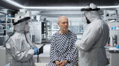 Bilim insanları, enfeksiyon belirtileri gösteren bir hastayı tedavi etmek için bir biyolojik koruma tesisinde çalışıyor, antiviral ilaç geliştirmek için bakteriyel kirlilik ve farmakoloji verileri üzerinde çalışıyorlar. Kamera A.