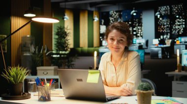 Gece vakti iş kadını, finans verilerini ve düzeltme raporlarını okuyor, çok uluslu şirketin hedeflere ulaşmasına ve hedefleri güçlendirmesine yardımcı olmak için stratejik kararlar alıyor. Kamera A.