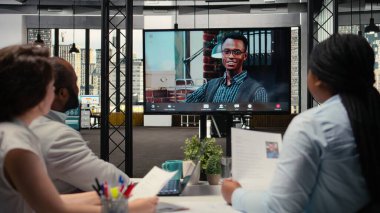 İş geçmişi, kariyer hedefleri ve iş gücü seçimine hazırlık niteliklerini yeniden değerlendirmek için bir adayla çevrimiçi video röportajı yapan alıcılar. İşe alma işlemi. Kamera A.