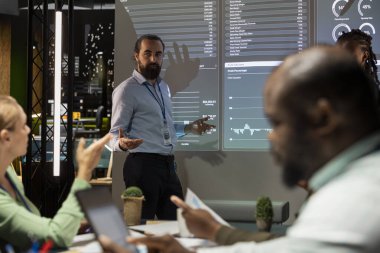 Yönetim kurulu başkanı potansiyel şirket genişlemesini, uzmanlığını ve çeşitli ekip üyelerini inceler. Geliştirme için finansmanı artırma planlama stratejisi.