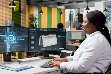 Ar-Ge uzmanı, temiz teknoloji evlat edinmesini destekleyen güneş aygıtı yapmak için yapay zeka kullanıyor. İşçi, güneş pilleri prototipini makine öğrenimi kullanarak test ediyor, temiz enerji yenilikleri üzerinde çalışıyor