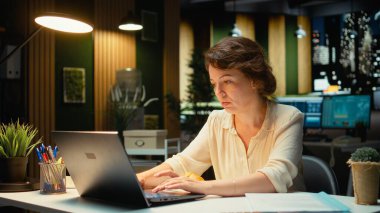 Şirket analisti, mesai saatleri dışında sürekli sağlıksız yiyecekler yiyerek stres yeme bozukluğuyla uğraşır. Gece yarısı duygusal dürtüsel aşırı yeme. Kamera A.