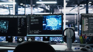 Veri merkezindeki bilgisayarlar yapay zeka eğitim iş akışlarını ve otomatik altyapı sistemlerini destekliyor. Yüksek teknolojili tesisteki bilgisayar ekranları sunucuların donanım işleme makinesi öğrenme verilerini izliyor