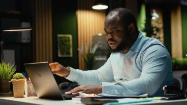 Heyecanlı bir Afro-Amerikan erkeği kariyer fırsatı için iyi haberler alıyor, gece geç saatlerde ofisteki buluşuyla ve başarısıyla gurur duyuyor. Yeni anlaşmadan memnun oldum. Kamera B.