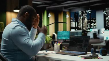 Endişeli finans danışmanı ön plandaki eğilimleri görüyor ve para kaybediyor. Gece geç saatlerde iflas ve başarısızlık konusunda endişeli. Hüsrana uğramış üzgün insan mutsuz ve stresli. Kamera A.