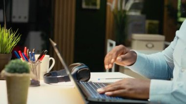 Afrika kökenli Amerikalı erkek analist, gece çalışmaya devam etmek için kahve fincanı içiyor. Ofisteki idari işleri bitirmek için uyanık kalıyor. Mesai bitiminden sonra kafein içeceği yudumlamak. Kamera B.