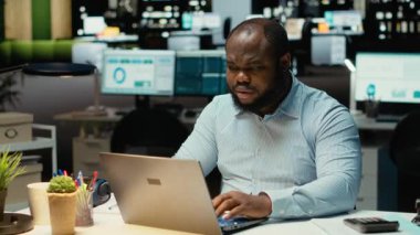 Siyahi işadamları çalışma saatleri dışında iş yerinde sıkıntı ve endişe yaşadılar. Cesareti kırılmış, yoğun iş yükü ile boğuşan ve boş vakti olmayan bir adam. Kamera B.