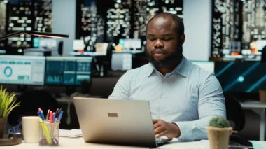 Siyahi biri mali numaraları kontrol ediyor, strateji odasında saatler sonra arşivlenmiş dosyaları inceliyor. Raporların değerlendirilmesi, araştırma ve organizasyon gündemi. Kamera B.