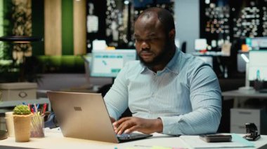 Hüsrana uğramış siyahi adam görev başarısızlığı ve tükenmişlik yüzünden öfkeleniyor, gece geç saatlere kadar çalışıyor ve işyerinde zorluklarla karşılaşıyor. Erkek profesyonel duygular boğulmuş ve gerilmiş. Kamera B.