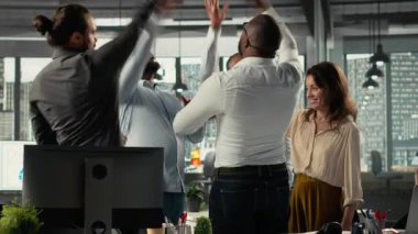 Rapor paylaşımı ve veri görselleştirmesinde görev alan profesyonel iş arkadaşları ve yöneticiler. Çok ırklı bir ekip iş stratejisini güçlendirmek için tahminler, analitikler ve belgeler kullanıyor. Kamera B.