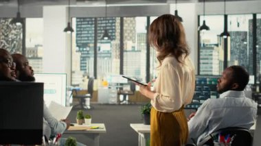 Çok uluslu bir şirket ofisindeki çeşitli meslektaşlar strateji, çizelge ve analizi tartışırlar. Şirket takım koordinatları daha iyi sonuçlar için ilerleme, içgörü ve belge öngörüyor. Kamera B.