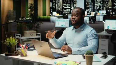 Afrika kökenli Amerikalı işçiler tele-iş görüşmelerinde ortaklarıyla uzak bir internet tartışmasına katılıyorlar, geceleri ofisten bir telefon aracılığıyla toplantıya katılıyorlar. Çalışan kurulla müzakere ediyor. Kamera A.