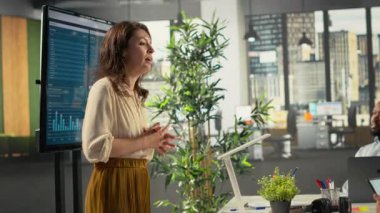 Çalışanlar ve iş arkadaşları bir toplantıda hedef ve hedefleri tartışıyor. Şirket çalışma ekibi iş tahminleri için dosyaları, verileri ve performans ölçümlerini inceliyor. Kamera B.