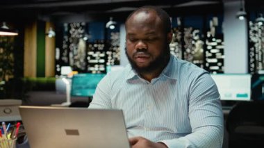 Siyahi çalışanlar geceleri kurumsal çalışma alanlarında sistemli planlama yapar, yeni fikirler üretir ve zorlu bir soruna çözüm bulmak için iş görüşlerini yansıtır. Kamera A.