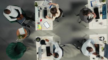 Çok uluslu şirket analizleri, diyagramlar ve ölçümleri gözden geçiren çeşitli çalışma takımlarının en aşağıdaki görüntüsünü büyüt. İş adamları şirket planlamasını geliştirmek için görüşlerini ve tahminlerini paylaşıyorlar. Kamera A.