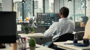 Performans ölçümlerine, veri görselleştirmesine ve tahminlerine odaklanan profesyonel işçiler, yeni bir strateji geliştiriyor ve pazarı inceliyorlar. Meslektaşlar ilerleme için projeksiyonlarını paylaşırlar. Kamera B.