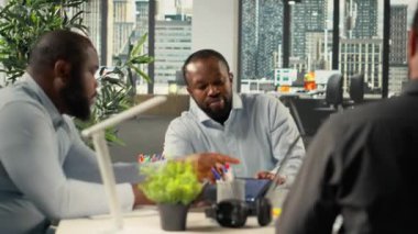 İşadamları çok uluslu bir şirkette konferans için toplandılar. Toplantı gündeminde personel inceleme belgeleri ve diyagramlar olarak içgörü, hedef ve planlama yer alıyor. Kamera B.