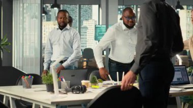 İş ortaklığı için kurumsal bir etkinliğe katılan çok uluslu şirket personeli, iş arkadaşları hedefleri ve önerileri analiz eder, yatırımcı hissedarlarla planlama tahminleri yapar. Kamera B.