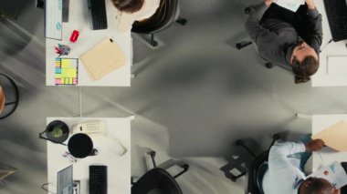 Yöneticiden uzaklaşmak, iş dünyasının istihbarat ve performans ölçümlerinde meslektaşlarını yönlendirir. Çalışanlar, sinerji ve hedeflerin hizalanmasını sağlamak için çizelgeleri, verileri ve projeleri değerlendirirler. Kamera A.