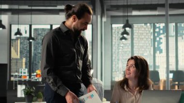 Çok ırklı çalışma ekibi analitik ve tahminler, performans ölçümleri ve rapor yazma konularında işbirliği yapmaktadır. Büyümeyi ve yönetim kararlarını destekleyecek veri görselleştirmesi. Kamera B.