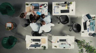 İş analitiği alanında işbirliği yapan çeşitli profesyonellerin üst düzey görüşü, görsel verileri ve çok uluslu şirket içindeki strateji ve ilerlemeyi destekleyen projeleri gözden geçirmek. Kamera A.