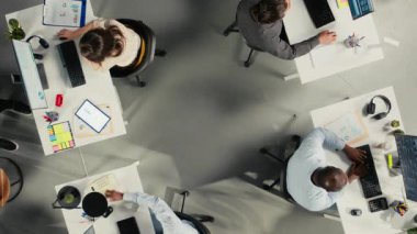 Profesyonel çalışanların belgelerini incelerken yukarıdan aşağıya doğru yakınlaştır. İş arkadaşları iş büyümesi için tahminler, rapor paylaşımı ve performans takibi konularında işbirliği yaparlar. Kamera A.