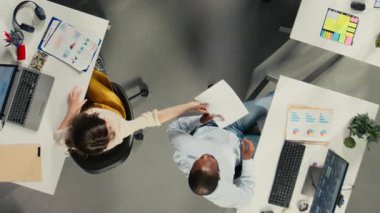 Risk değerlendirmesi için doküman ve grafikleri analiz eden profesyonellerden uzaklaşın. Çeşitli çalışma ekipleri rapor yazma ve tahminde işbirliği içinde çalışırlar. Kamera A.