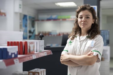 Kendine güvenen kadın eczane çalışanlarının portresi, modern bir eczanede müşterilere ilaç, kişisel bakım ve eczane ürünlerinde yardımcı olmaya hazır..