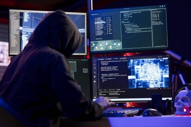 Düzenbaz programcı, antivirüs tarafından tespit edilemeyen sıfır gün kullanımını geliştirmek için yapay zeka öğrenimini kullanıyor. Hacker veri madenciliği yaparak betik oluşturmak için yapay zeka bilgisayarlı model kullanıyor