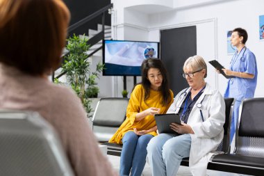 Pratisyen hekimler test sonuçlarını tabletteki sağlık uygulamalarıyla, hastaların kapalı alanlarda iyileşme aşamalarıyla gözden geçirirler. Dost canlısı deneyimli sıhhiyeci ayrıntılı bir açıklama ve bakım tavsiyesi sunuyor.