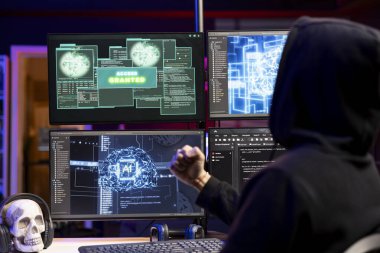 Hacker, kötü niyetli virüs ve yapay zeka teknolojisini kullanarak cihazları ve dijital ağları riske atıyor ve şifreler kazanıyor. Sinirsel ağ teknolojisi kullanan, internetten veri çalan ve satan bir adam.