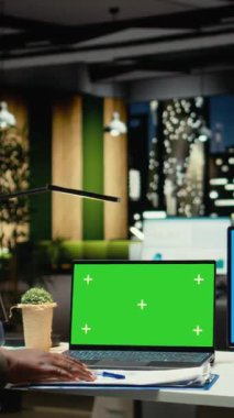 Dikey video yeşil ekran ve tablet ve dizüstü bilgisayarda siyah CEO ile birlikte dikey mavi ekran, yeni toplantılar ayarlamak ve haftalık gündemi planlamak. Bir proje için işletme yönetimi görevleri
