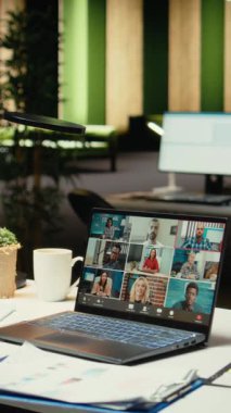 Yatırımcılar grubuyla uluslararası video konferansına katılan Dikey Video Black CEO 'su, farklı zaman dilimleri nedeniyle gece geç saatlerde internette bilgi alışverişinde bulundu. Şirket ortakları bir brifing oturumunda