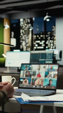 Yatırımcılarla çevrimiçi telekonferansta konuşan Dikey Video Kadın yönetici şirket faaliyetlerini genişletmek için mali raporları gözden geçiriyor. Farklı zaman dilimlerinden dolayı geceleri web toplantısı