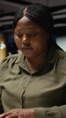 Dikey Video Genel Müdürü, kurumsal ofiste saatler sonra sistemli planlama yapar, fikirleri öngörür ve zorlu problemi taktiksel çözüme dönüştürmek için iş görünümlerini yansıtır