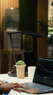 Borsa trendlerinin düşmesi ve para kaybetmesi konusunda umutsuz olan dikey video kadın danışmanı risk ve iflastan endişe duyuyor ve hayal kırıklığına uğruyor. Ön bilgi çalışmak ve ofiste korkmak.