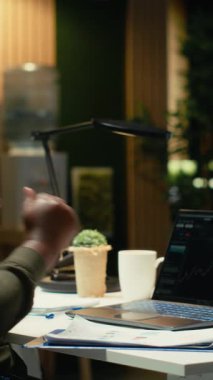 Dikey Video Neşeli kara analisti küresel pazar eğilimlerini izliyor ve kripto para biriminin başarısından memnun ve gurur duyan göstergeler görüyor. İş geliştirme hedefleri ve ekonomik