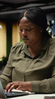 Dikey video sıkıntılı sorunlu işçi gece geç saatlerde zihinsel yorgunluk ve rahatsızlıkla boğuşuyor, yoğun iş yükü ve sağlıksız yaşam tarzı belirtileri gösteriyor. Endişeli bir kadın.