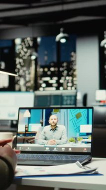 Dikey Video İş Ortakları, farklı zaman dilimlerinden dolayı karar vermek için gece geç saatlerde bir web video konferansında toplanıyor. Bir brifing oturumunda iki profesyonel