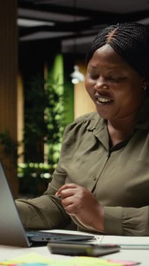 Ortaklar ve hissedarlarla çevrimiçi video görüşmesi yapan Dikey Video Yöneticisi şirket faaliyetlerini genişletmenin yollarını düşünüyor. Farklı zaman dilimlerinden dolayı saatler sonra internet toplantısı. Kamera A