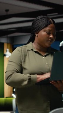 Dikey Video İşkadını hedeflere ulaşmak için proje verilerini düzeltme ve planlama, gece geç saatlerde karanlık ofiste görevleri çözme üzerine odaklandı. İdari öngörü bütçeye odaklandı ve