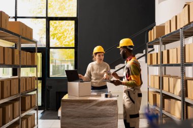 Çalışanlar, küçük ölçekli bir depoda sevkiyat için mal paketleme, envanter kontrolü ve çevrimiçi siparişler ve kargo ürün hazırlığı için e-mağaza lojistiği destekleme.