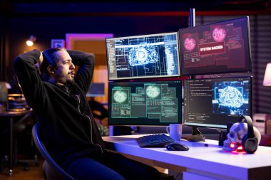 Evdeki kaçak programcı, yapay zekayı kullanarak kötü amaçlı yazılımla güvenlikten kurtuluyor. Korsan, güvenlik duvarı tespit sistemlerinden kötü niyetli kodu saklamak için derin öğrenme teknolojisi kullanıyor.