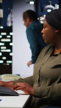 Dikey Video Kadını editörü, modern çalışma ortamında çift monitörlü fotoğrafçılık için oluşturulmuş yapay zeka içeriği üzerinde çalışıyor. Yaratıcı bir kariyer için yazılım ve sanal asistan alınıyor